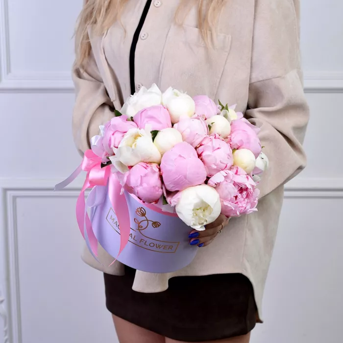 Букет из 21 разноцветного пиона в фиолетовой шляпной коробке