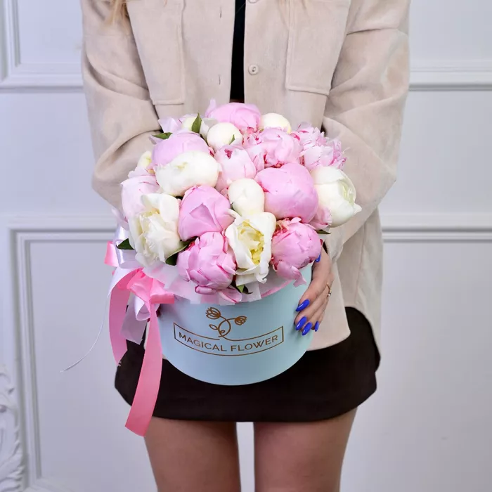 Букет из 21 разноцветного пиона в голубой шляпной коробке