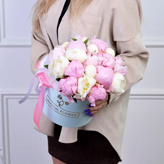 Букет из 21 разноцветного пиона в голубой шляпной коробке