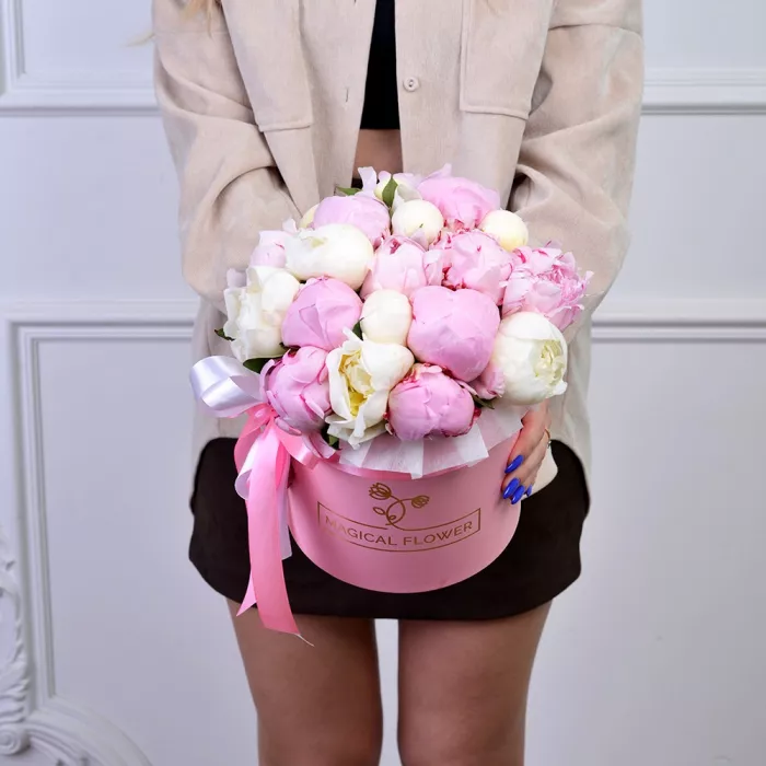 Букет из 21 разноцветного пиона в розовой шляпной коробке