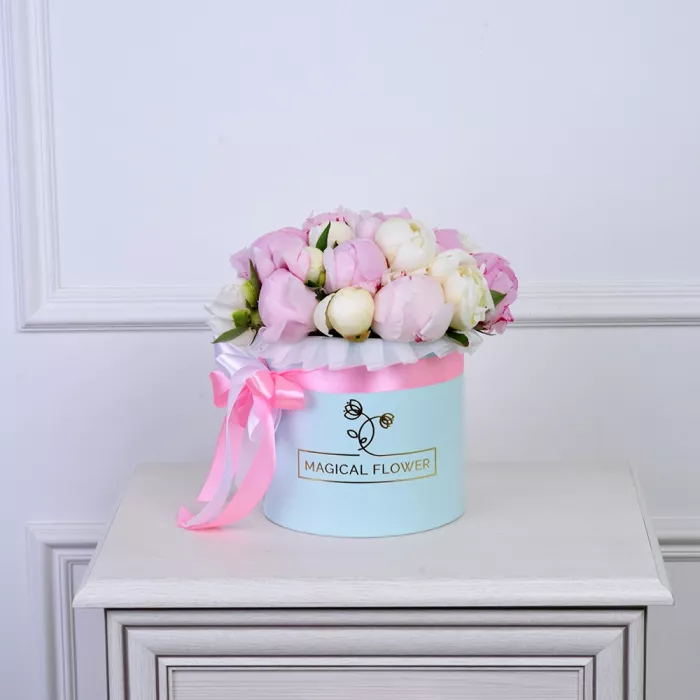 Букет из 21 разноцветного пиона в голубой шляпной коробке
