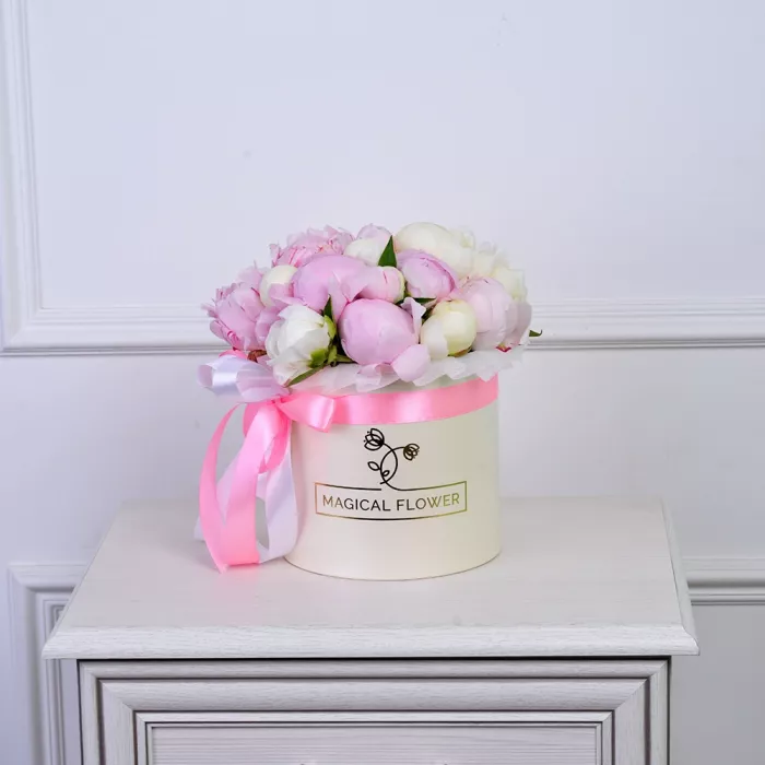 Букет из 21 разноцветного пиона в кремовой шляпной коробке