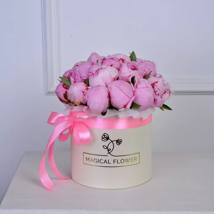 Букет из 21 розового пиона в кремовой шляпной коробке