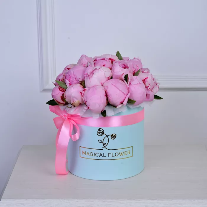 Букет из 21 розового пиона в голубой шляпной коробке