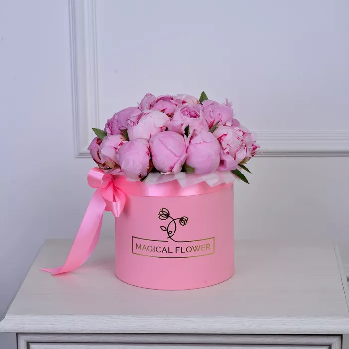Букет из 21 розового пиона в розовой шляпной коробке