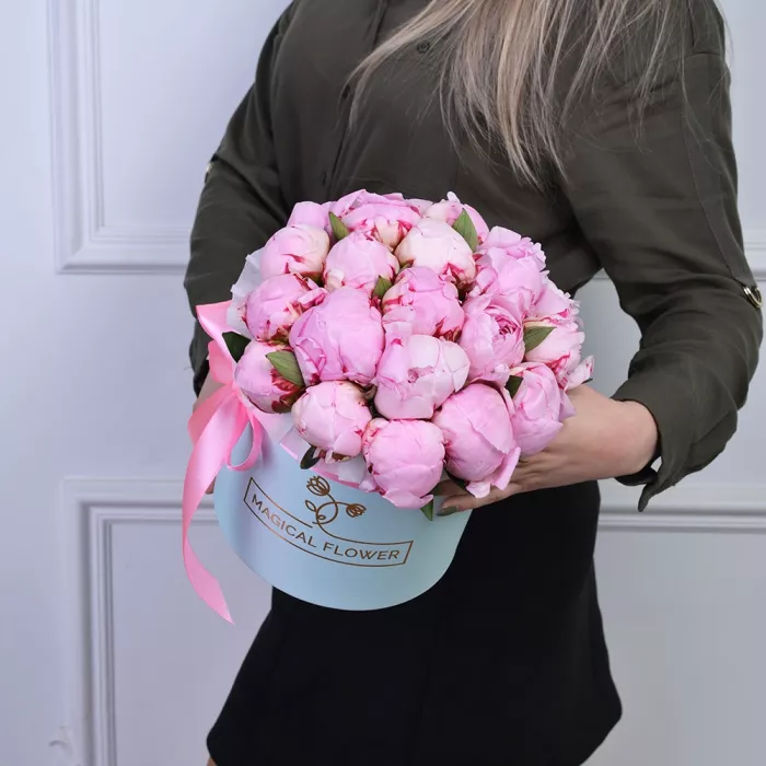 Букет из 21 розового пиона в голубой шляпной коробке