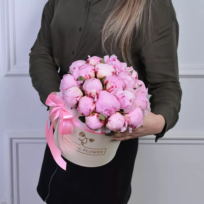 Букет из 21 розового пиона в кремовой шляпной коробке