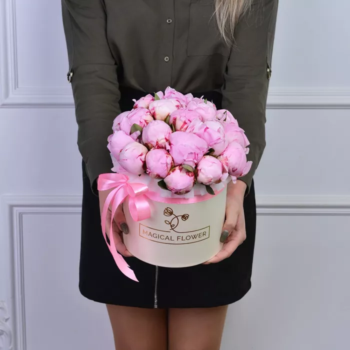 Букет из 21 розового пиона в кремовой шляпной коробке
