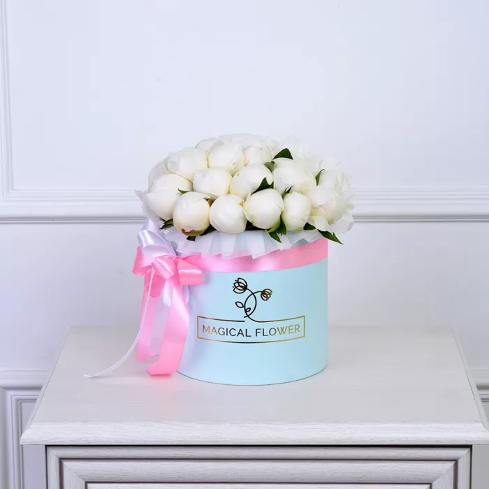 Букет из 25 белых пионов в голубой шляпной коробке