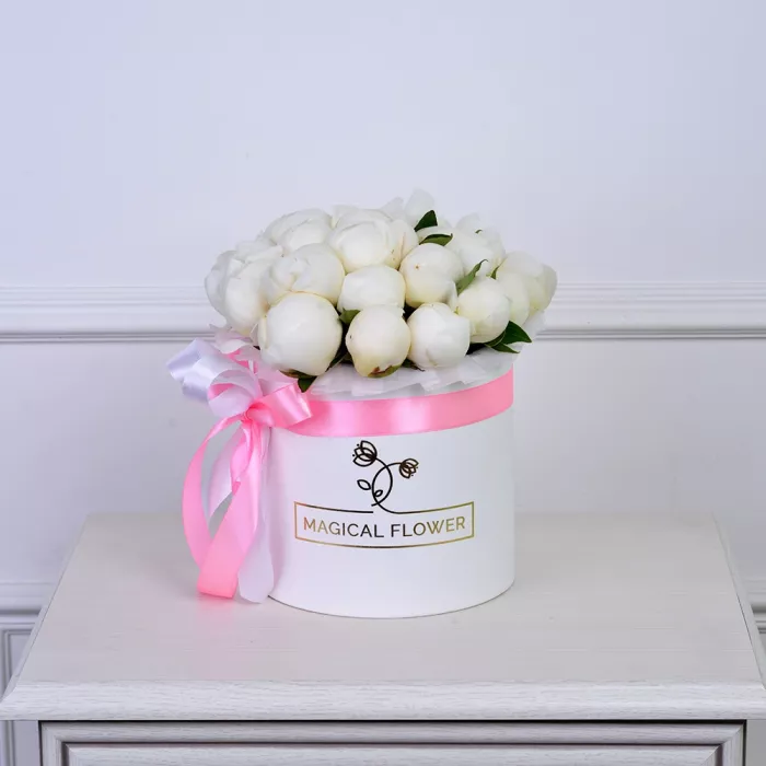 Букет из 25 белых пионов в белой шляпной коробке