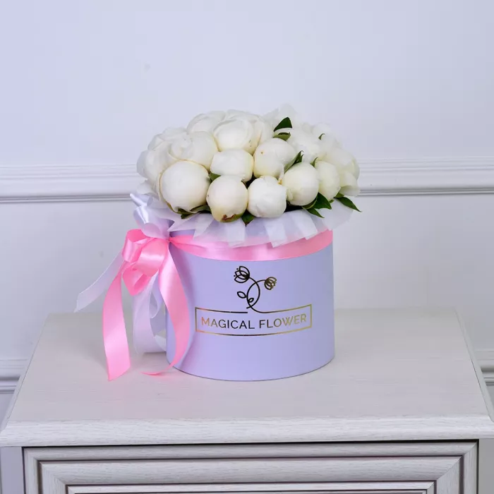 Букет из 25 белых пионов в фиолетовой шляпной коробке