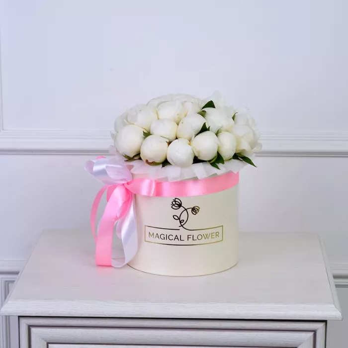 Букет из 25 белых пионов в кремовой шляпной коробке