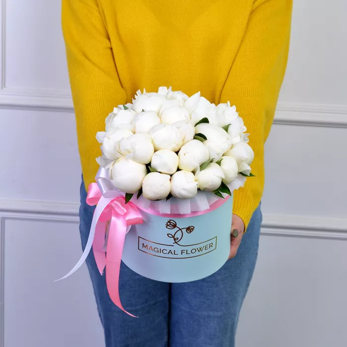 Букет из 25 белых пионов в голубой шляпной коробке