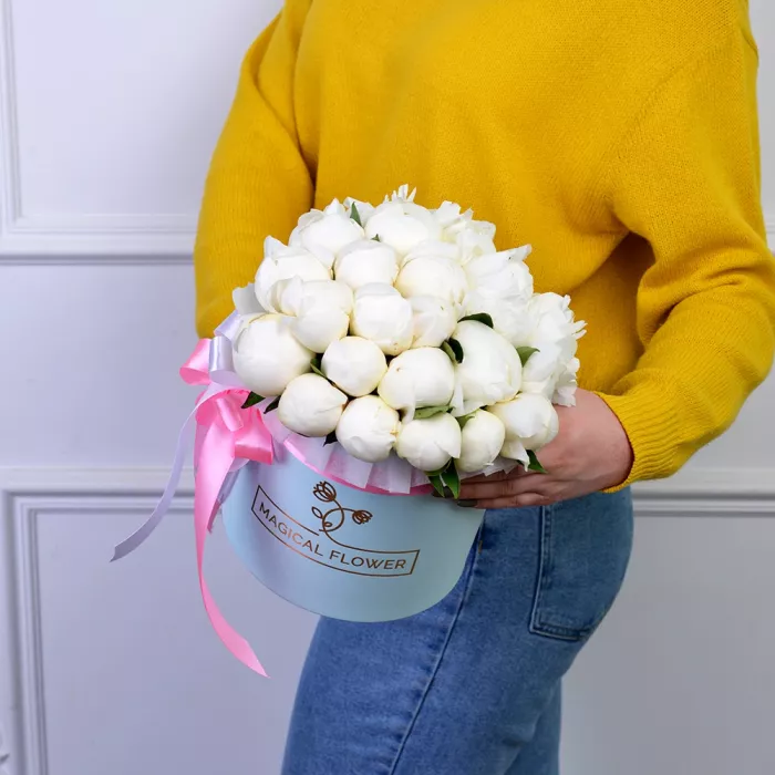 Букет из 25 белых пионов в голубой шляпной коробке