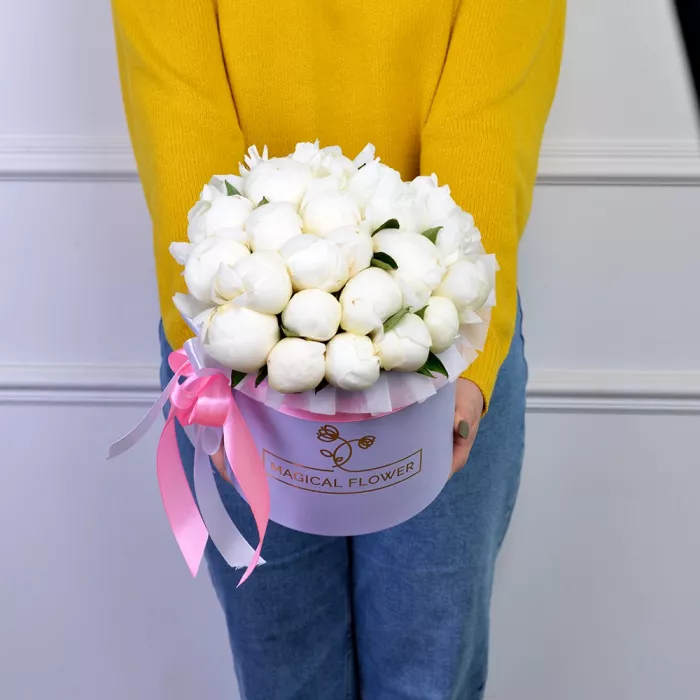 Букет из 25 белых пионов в фиолетовой шляпной коробке