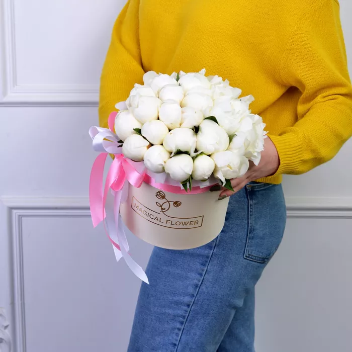 Букет из 25 белых пионов в кремовой шляпной коробке