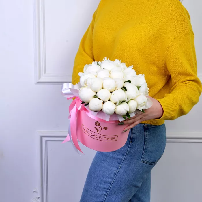 Букет из 25 белых пионов в розовой шляпной коробке