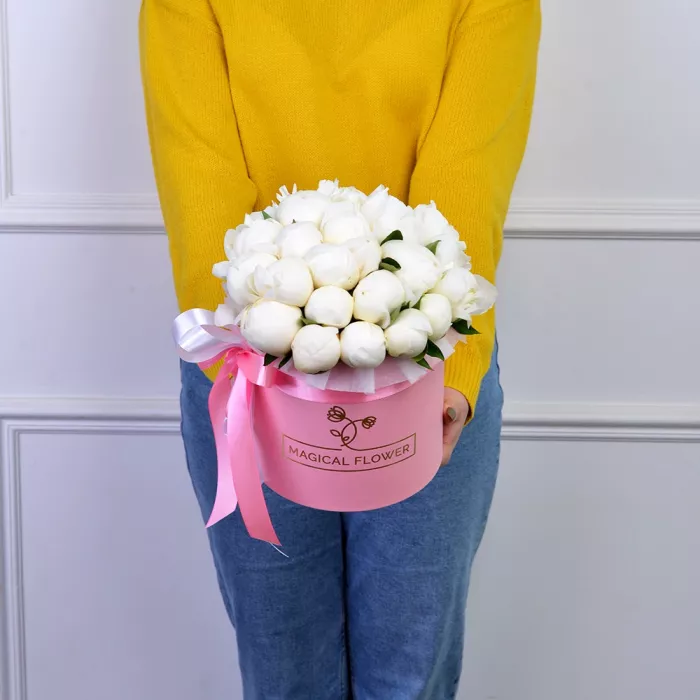 Букет из 25 белых пионов в розовой шляпной коробке