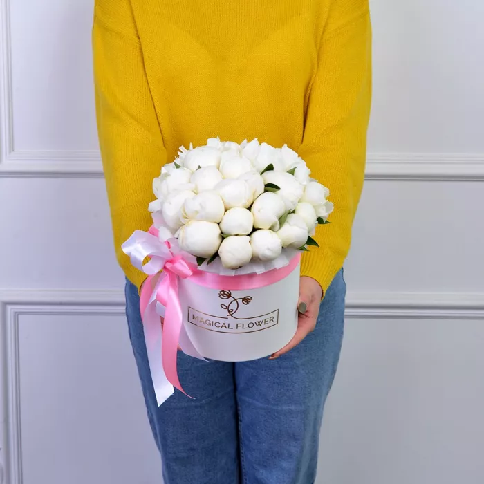 Букет из 25 белых пионов в белой шляпной коробке