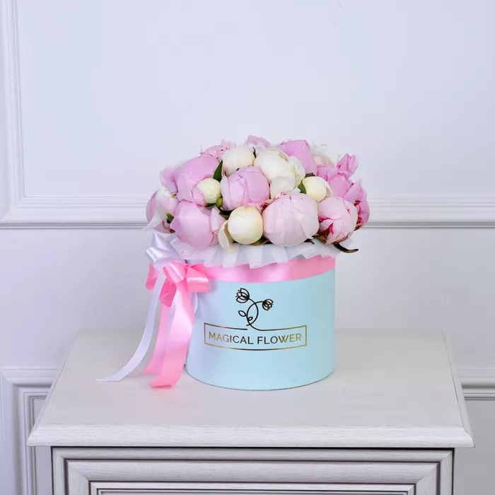 Букет из 25 разноцветных пионов в голубой шляпной коробке