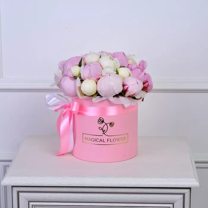 Букет из 25 разноцветных пионов в розовой шляпной коробке
