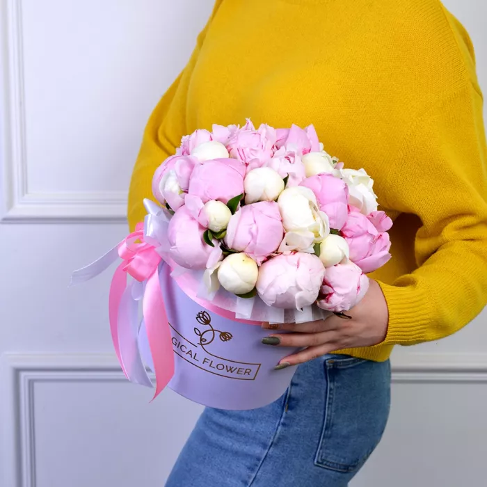 Букет из 25 разноцветных пионов в фиолетовой шляпной коробке