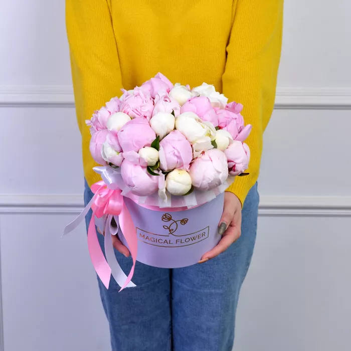 Букет из 25 разноцветных пионов в фиолетовой шляпной коробке
