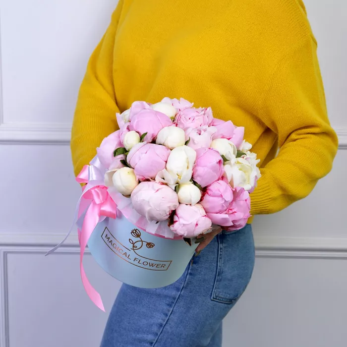 Букет из 25 разноцветных пионов в голубой шляпной коробке