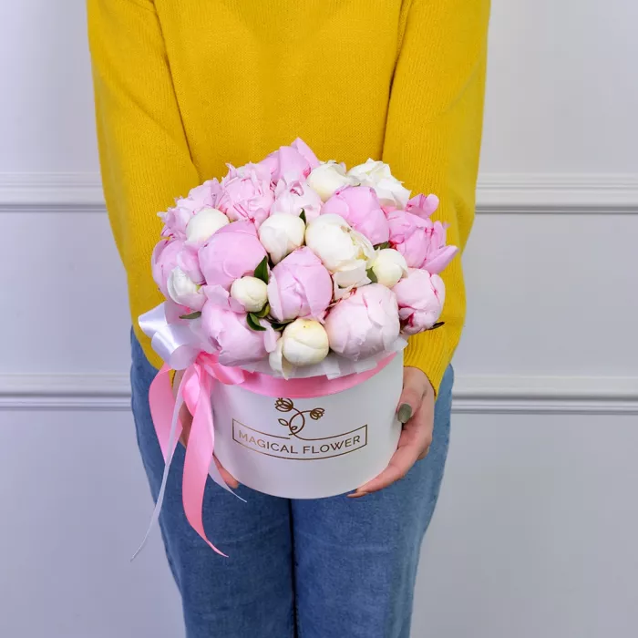 Букет из 25 разноцветных пионов в белой шляпной коробке