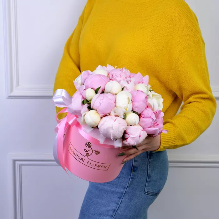 Букет из 25 разноцветных пионов в розовой шляпной коробке