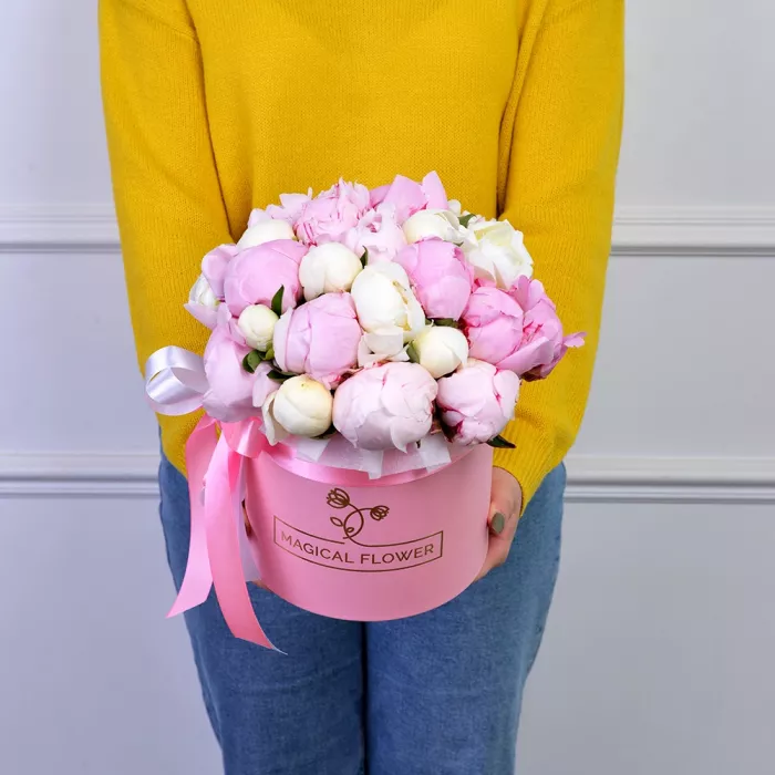 Букет из 25 разноцветных пионов в розовой шляпной коробке