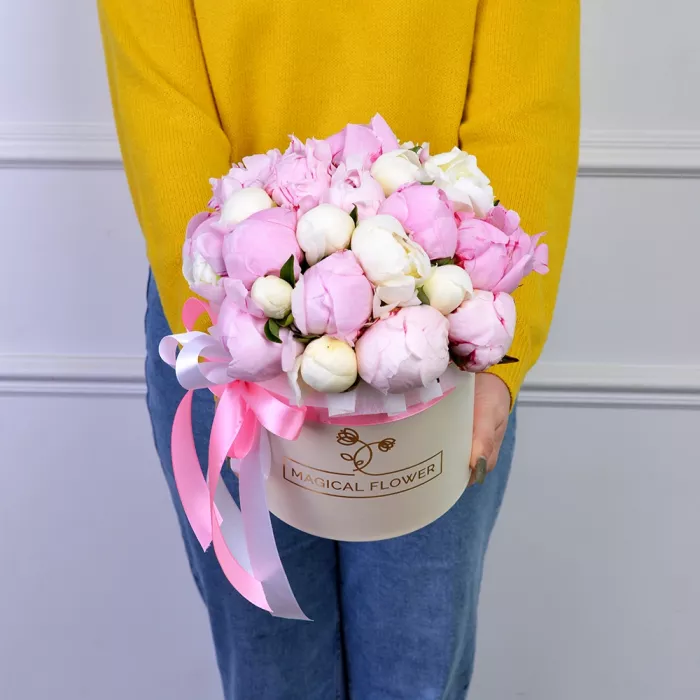 Букет из 25 разноцветных пионов в кремовой шляпной коробке