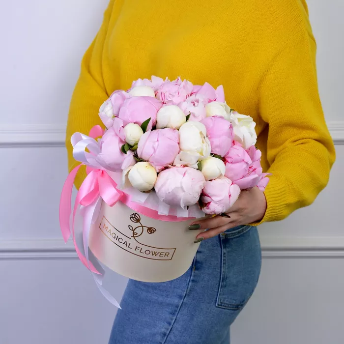 Букет из 25 разноцветных пионов в кремовой шляпной коробке