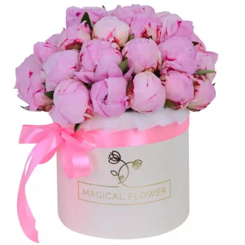 Букет из 25 розовых пионов в кремовой шляпной коробке