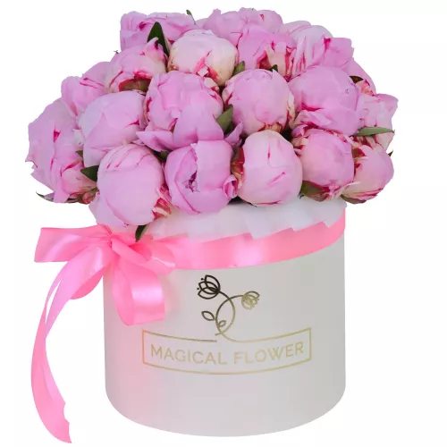 Букет цветов из 25 розовых пионов в кремовой шляпной коробке