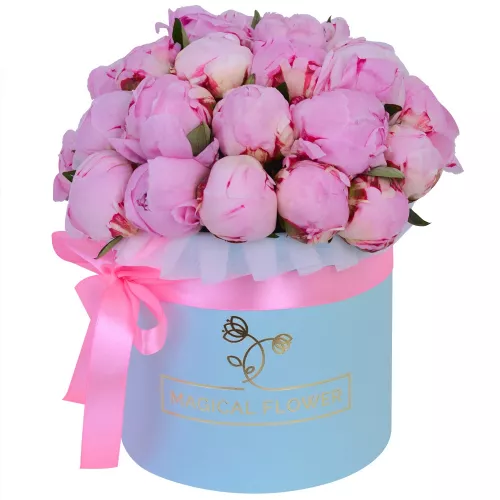 Букет цветов из 25 розовых пионов в голубой шляпной коробке