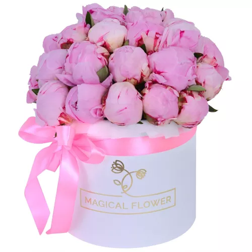 Букет цветов из 25 розовых пионов в белой шляпной коробке