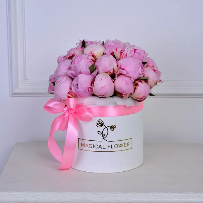 Букет из 25 розовых пионов в белой шляпной коробке