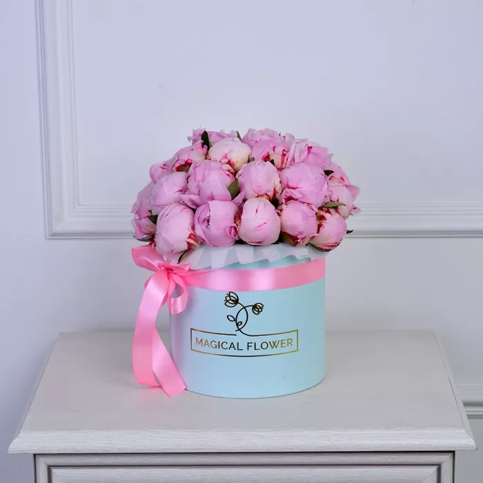 Букет из 25 розовых пионов в голубой шляпной коробке