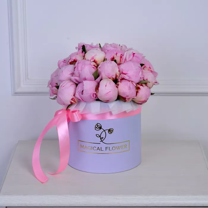 Букет из 25 розовых пионов в фиолетовой шляпной коробке