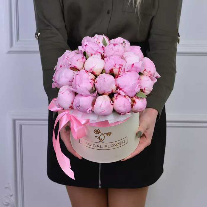 Букет из 25 розовых пионов в кремовой шляпной коробке