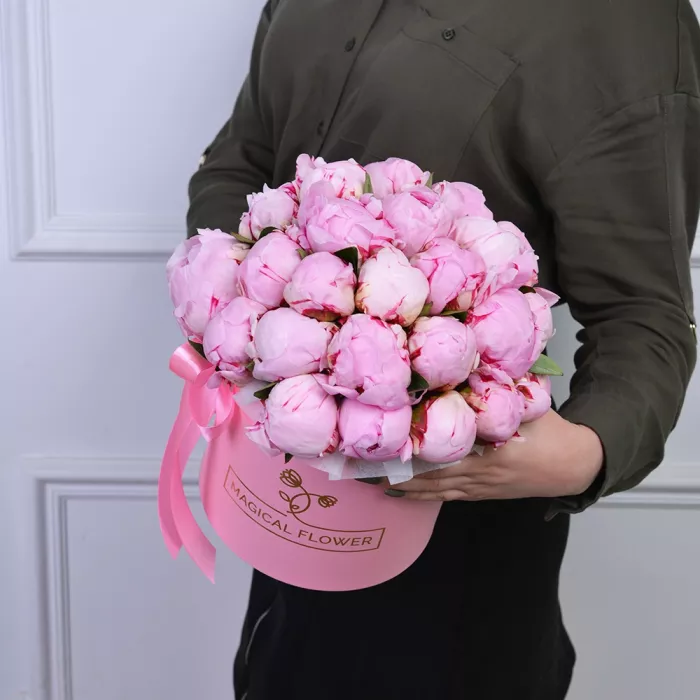 Букет из 25 розовых пионов в розовой шляпной коробке