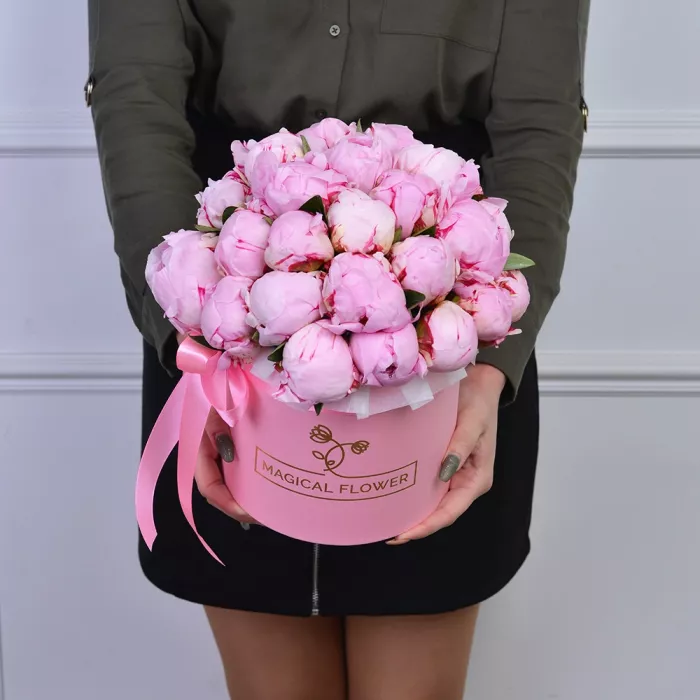 Букет из 25 розовых пионов в розовой шляпной коробке