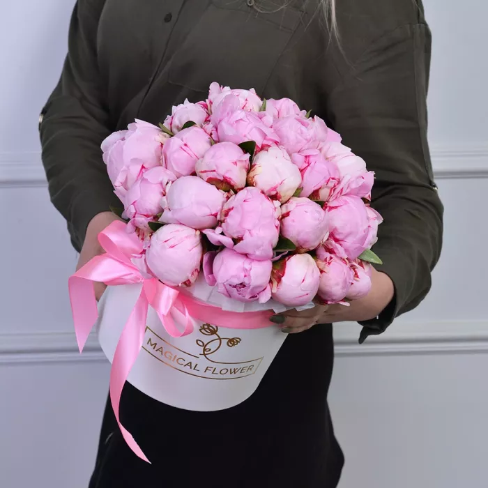 Букет из 25 розовых пионов в белой шляпной коробке