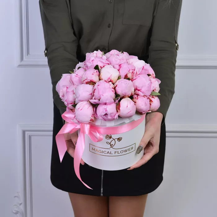Букет из 25 розовых пионов в белой шляпной коробке