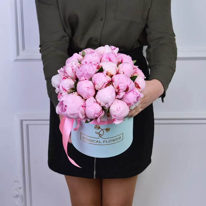 Букет из 25 розовых пионов в голубой шляпной коробке