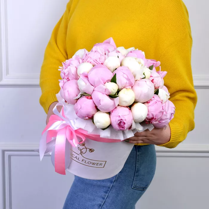 Букет из 35 разноцветных пионов в белой шляпной коробке