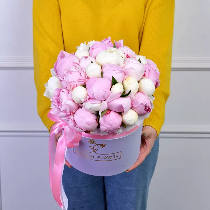 Букет из 35 разноцветных пионов в фиолетовой шляпной коробке