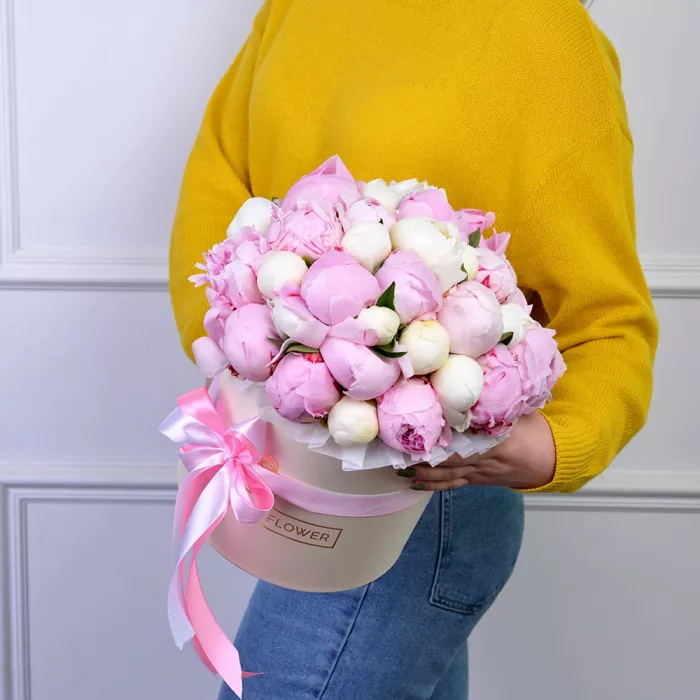Букет из 35 разноцветных пионов в кремовой шляпной коробке