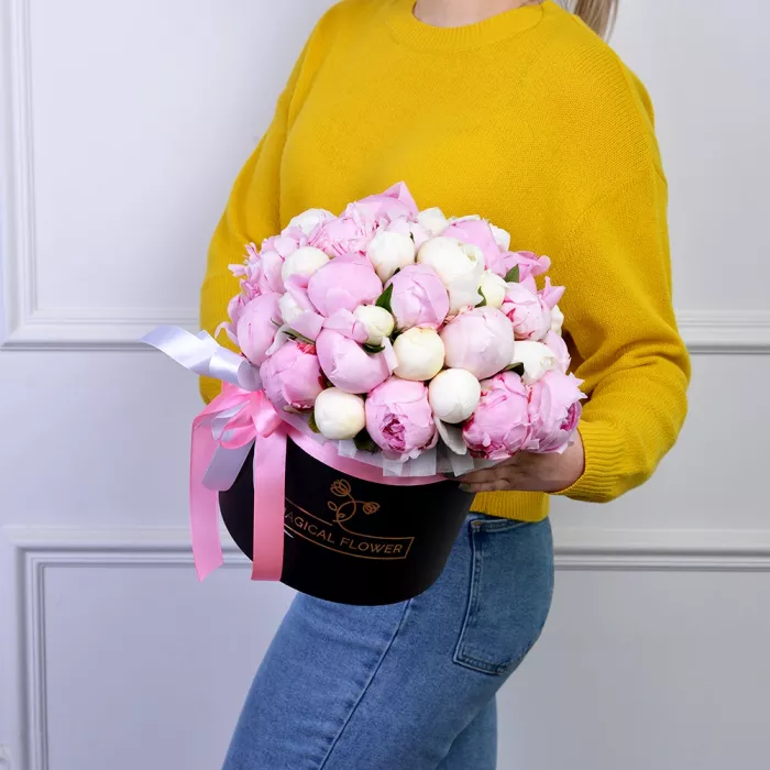 Букет из 35 разноцветных пионов в черной шляпной коробке